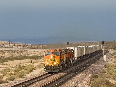 BNSF 5448 at Hinckley Road, MP 18 Cajon with Z-WSPLAC8-18 on 20 April 2007.jpg